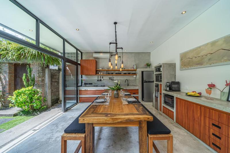 The Jungalow - 2BR Berawa Villa Near Beach Café del Mar & Padel - image 17