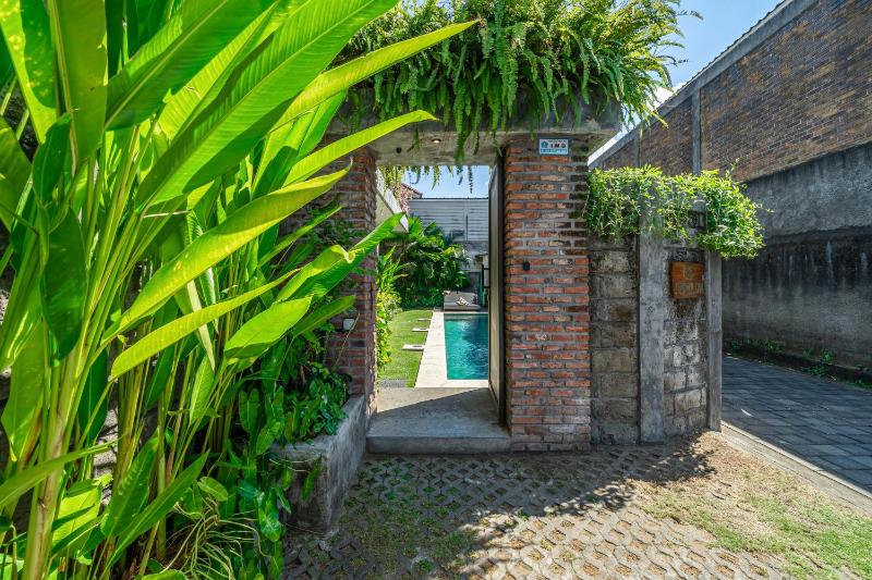 The Jungalow - 2BR Berawa Villa Near Beach Café del Mar & Padel - image 6
