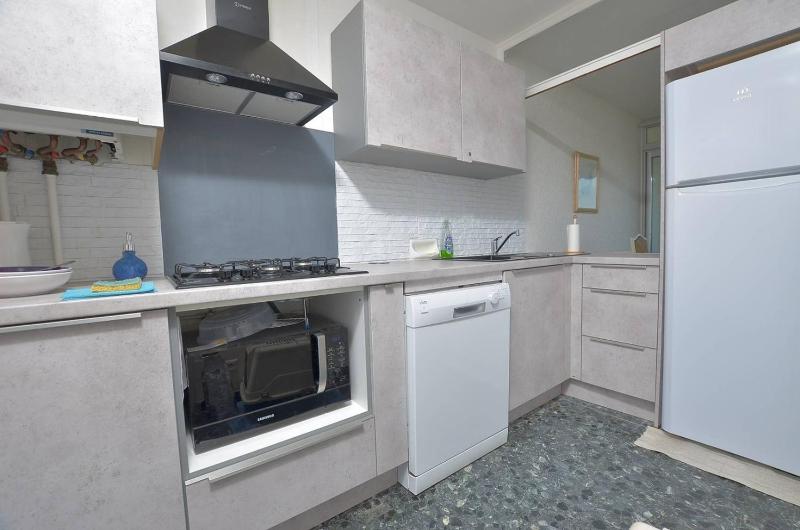 Mireille 4D - Appartement T3 Lumineux face Mer 4e Étage - 5 personnes 2 chambres Parking Privé - image 4
