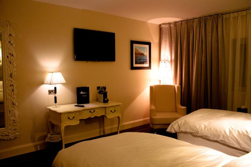 Twin Room image 2