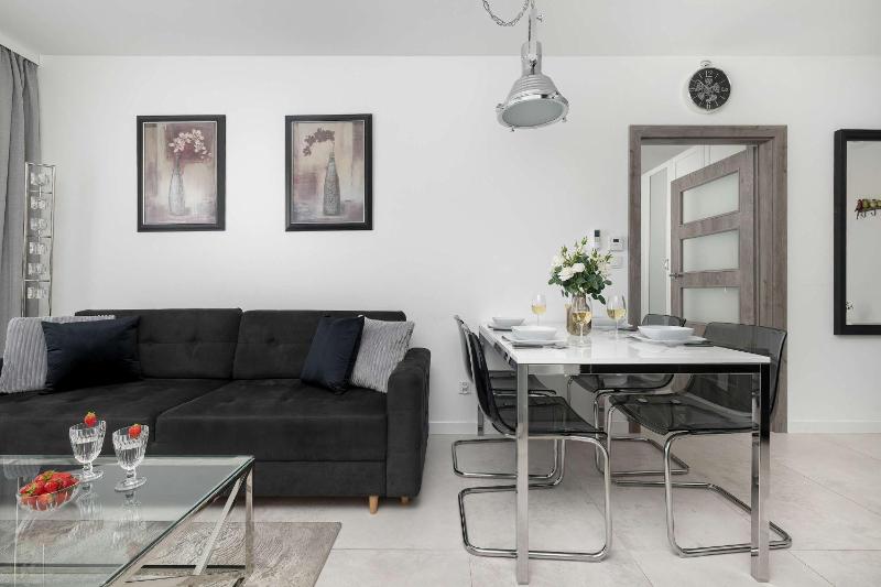 Nowoczesny Apartament z Balkonem Blisko Plaży by Noclegi Renters - image 7