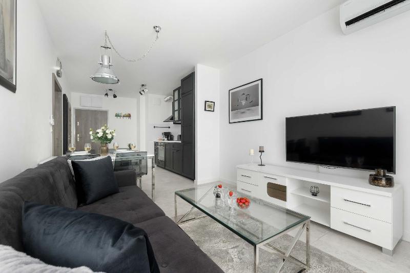 Nowoczesny Apartament z Balkonem Blisko Plaży by Noclegi Renters - image 15