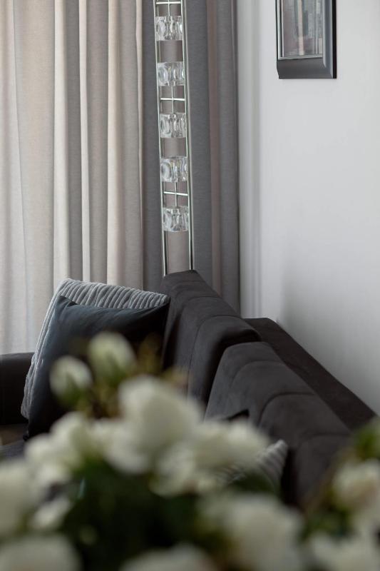 Nowoczesny Apartament z Balkonem Blisko Plaży by Noclegi Renters - image 6