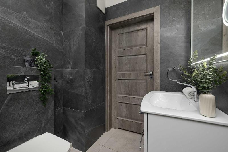 Nowoczesny Apartament z Balkonem Blisko Plaży by Noclegi Renters - image 28