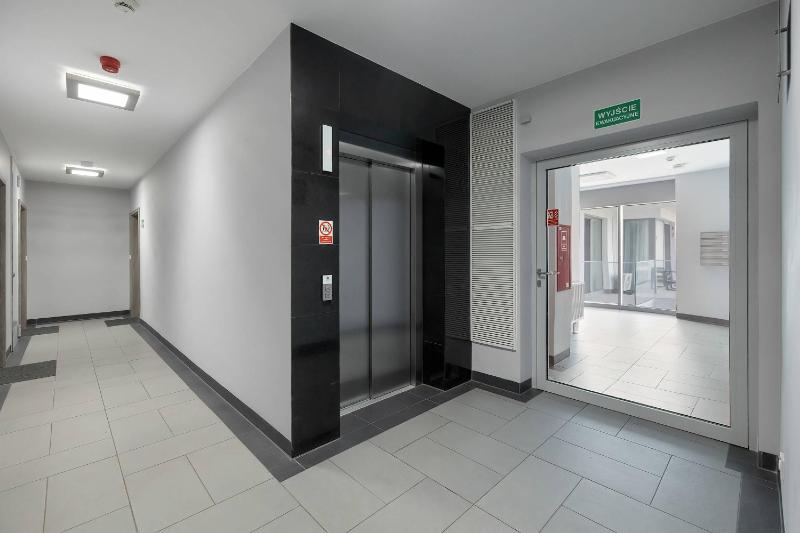 Nowoczesny Apartament z Balkonem Blisko Plaży by Noclegi Renters - image 5