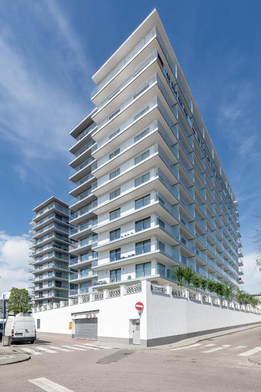 Nowoczesny Apartament z Balkonem Blisko Plaży by Noclegi Renters - image 20