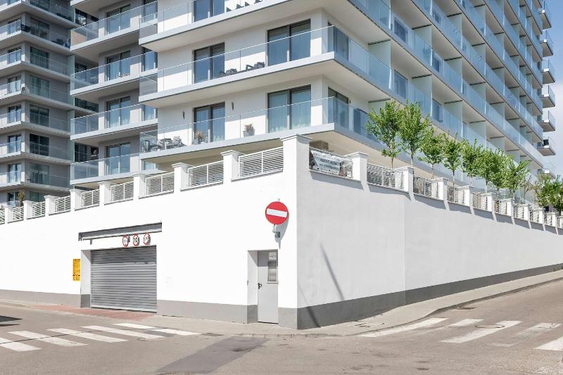 Nowoczesny Apartament z Balkonem Blisko Plaży by Noclegi Renters - image 9