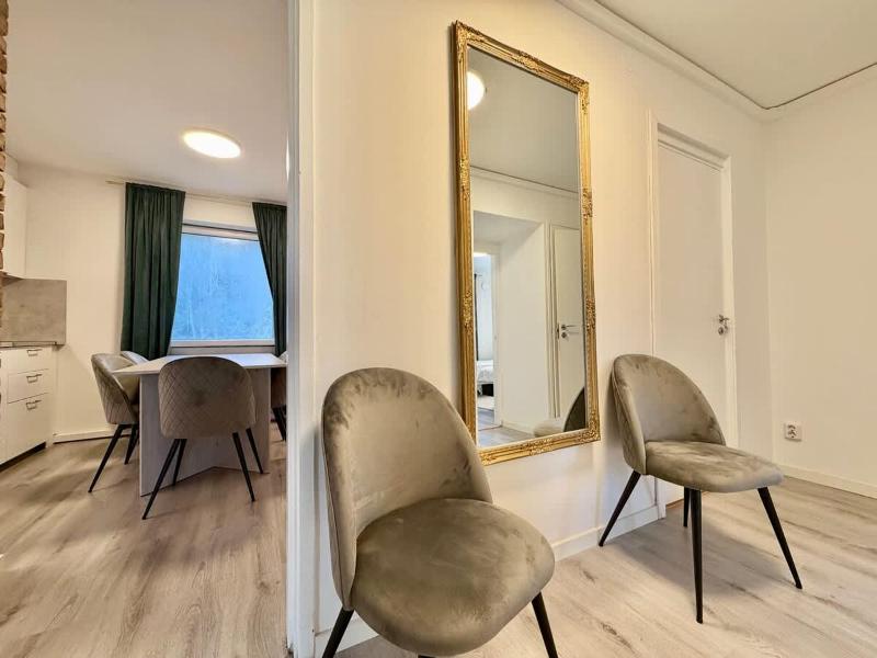 Apartment For Workers With 4 Bedrooms Free parking And Tv In Each Room - image 9
