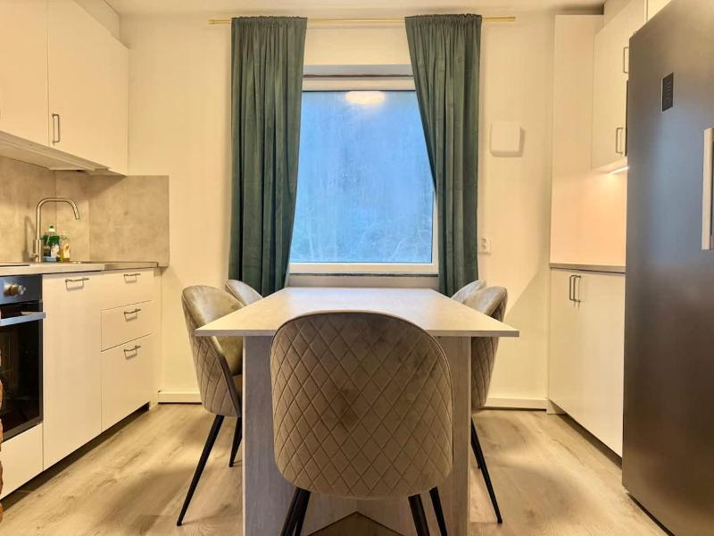 Apartment For Workers With 4 Bedrooms Free parking And Tv In Each Room - image 3
