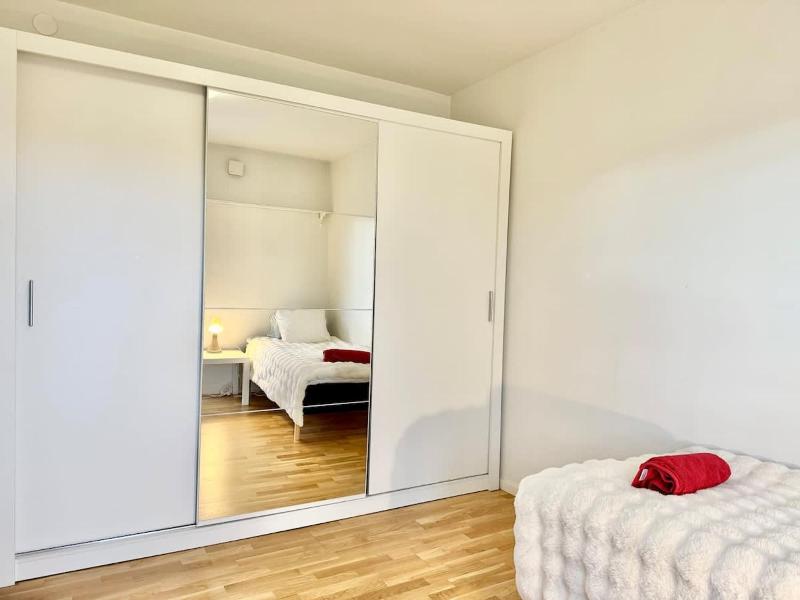 3 Bedroom Apartment With 6 Beds For Workers And Families Free Parking - image 2