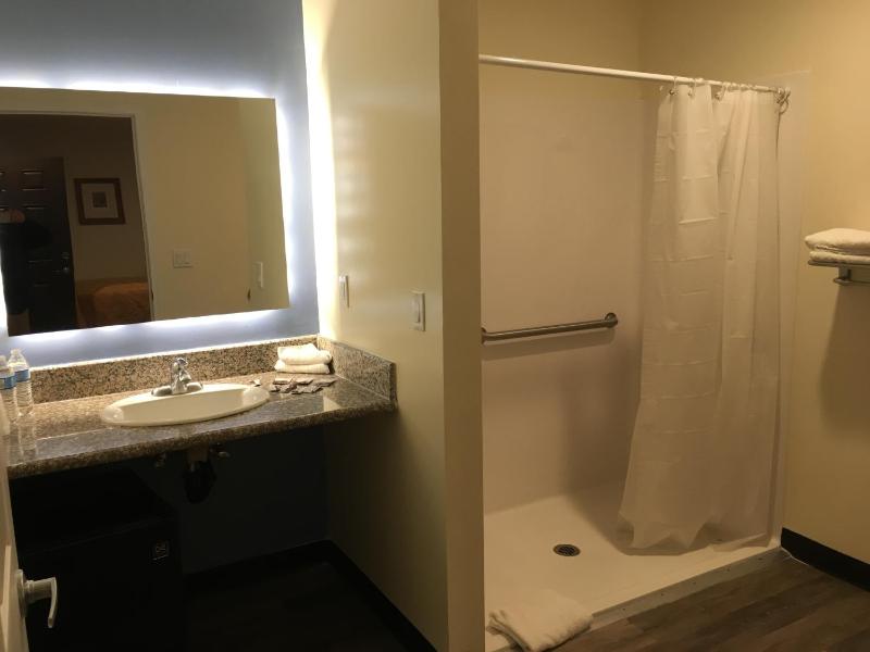 Queen Room image 3