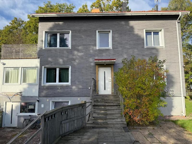 1 Bedroom Apartment Near Volvo With 2 beds And Free Parking - image 1