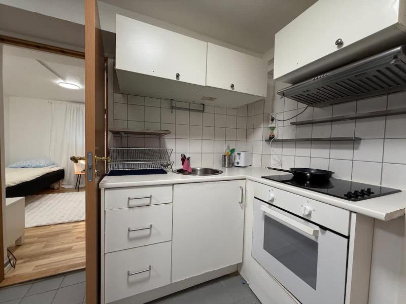 1 Bedroom Apartment Near Volvo With 2 beds And Free Parking - image 13