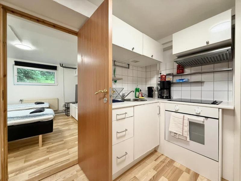 1 Bedroom Apartment Near Volvo With 2 beds And Free Parking - image 5