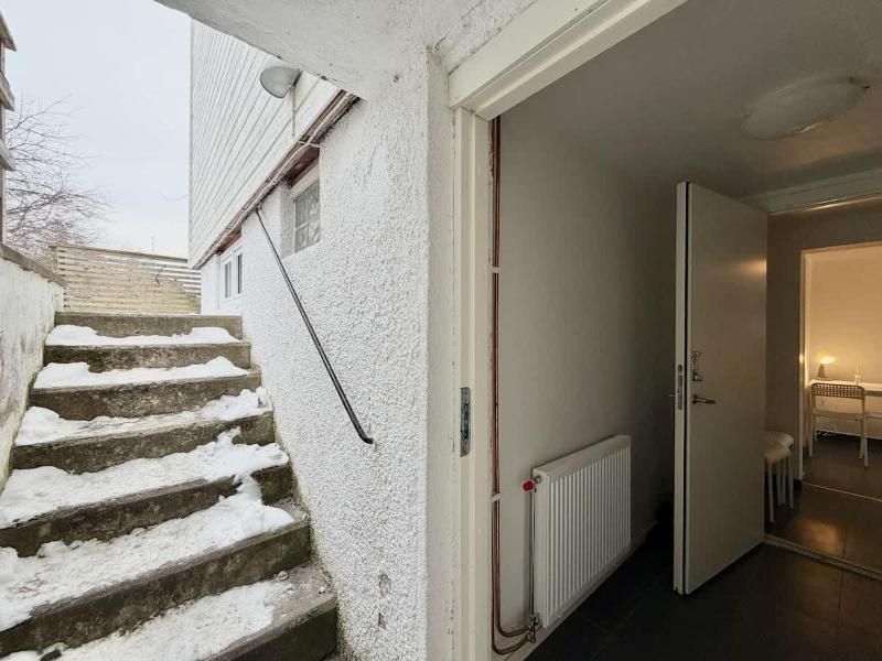 2 Bedroom Apartment With 4 Beds For Workers Near Volvo Free Parking - image 4