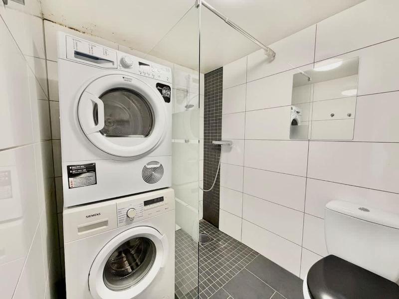 2 Bedroom Apartment With 4 Beds For Workers Near Volvo Free Parking - image 16