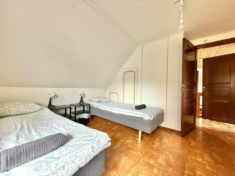 3 Bedroom Workers Villa Near For 6 People Near Volvo With Free Parking - image 5