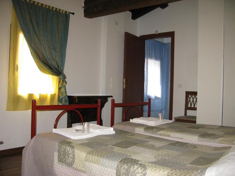 Twin Room image 4