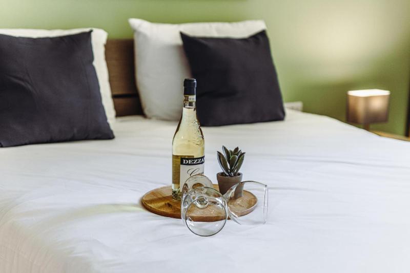 Modern 2 Bedroom Seafront Escape by Buena Vista - image 3