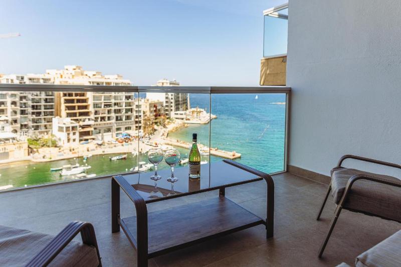 Modern 2 Bedroom Seafront Escape by Buena Vista - image 10