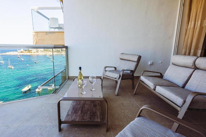 Modern 2 Bedroom Seafront Escape by Buena Vista - image 9