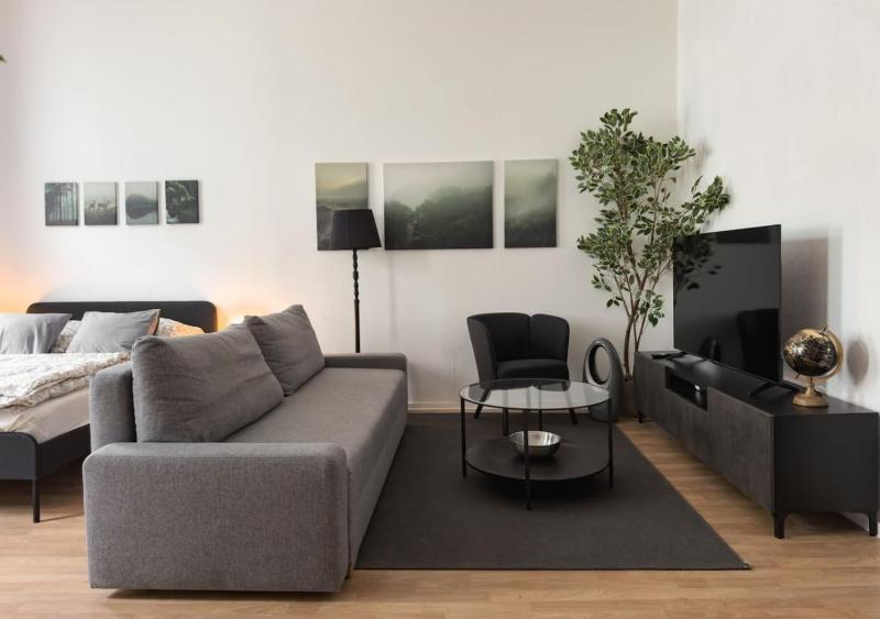 Stylish Flat near Wien Hauptbahnhof and Old City - image 1