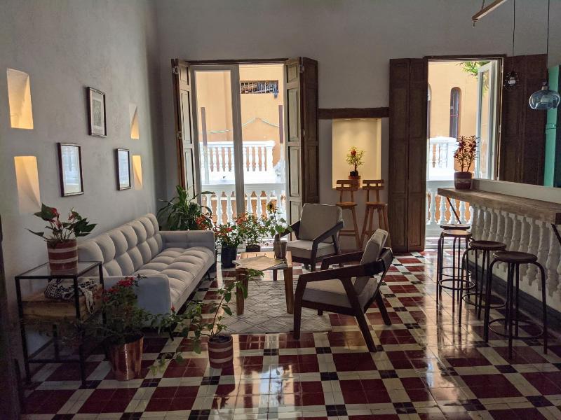 Old City 2-bedroom 2-bath apartment - image 1