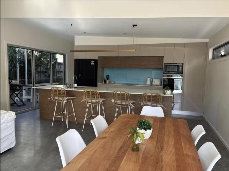 Beachside home 3 bed 2 bath Burleigh - image 7
