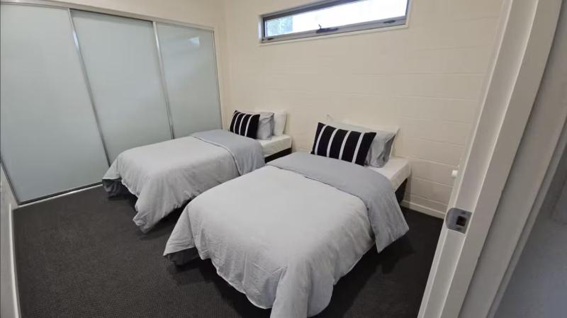Beachside home 3 bed 2 bath Burleigh - image 8