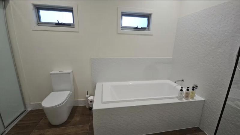 Beachside home 3 bed 2 bath Burleigh - image 3