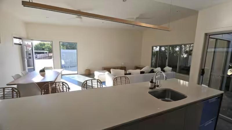 Beachside home 3 bed 2 bath Burleigh - image 2