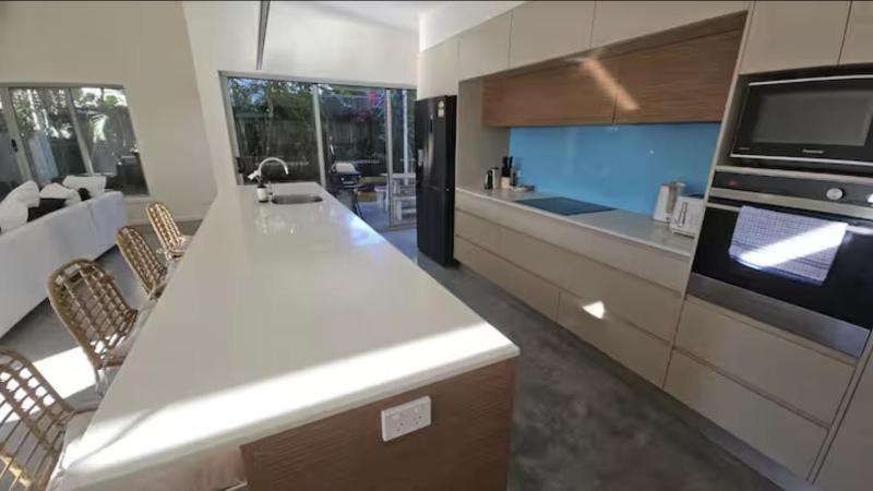Beachside home 3 bed 2 bath Burleigh - image 16