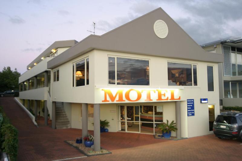 Baycourt Lakefront Motel - image 1