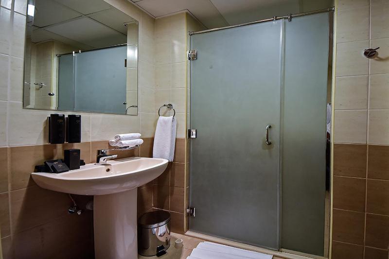 Twin Room image 2