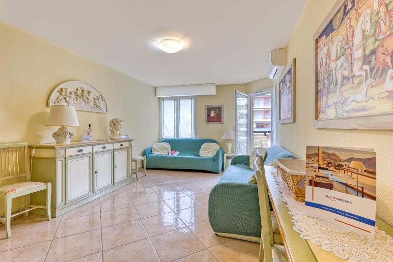 Garden View Daturas with Balcony - Happy Rentals - image 13