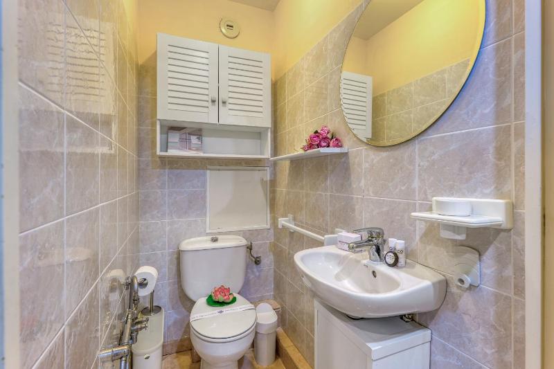 Garden View Daturas with Balcony - Happy Rentals - image 5