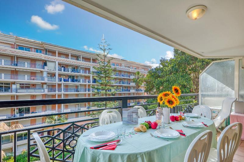 Garden View Daturas with Balcony - Happy Rentals - image 8