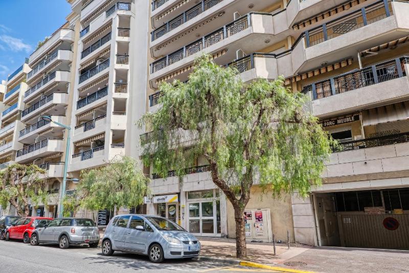 Garden View Daturas with Balcony - Happy Rentals - image 16