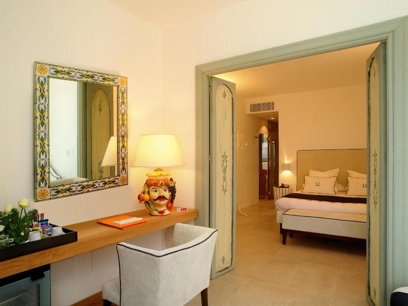 Deluxe Room image 3