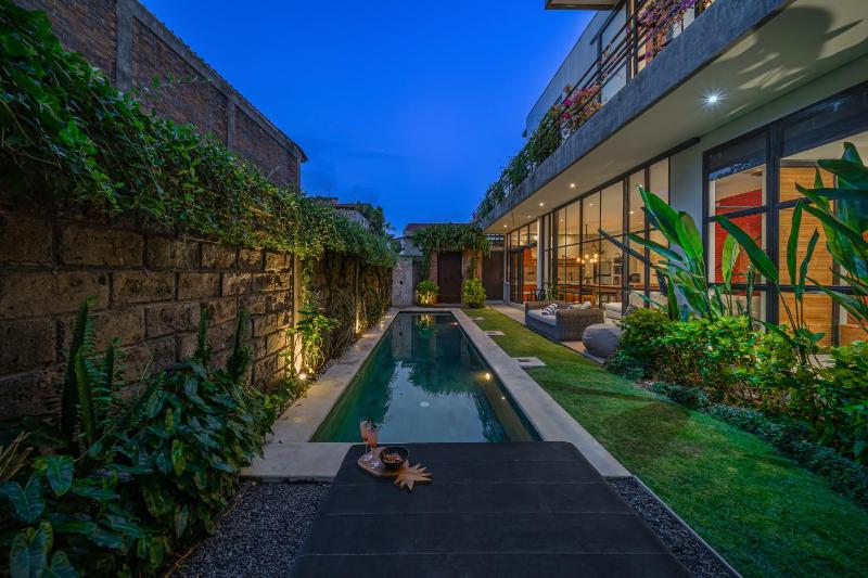The Jungalow - 2BR Berawa Villa Near Beach Café del Mar & Padel - image 5