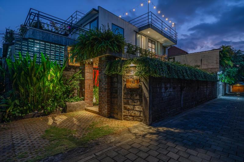 The Jungalow - 2BR Berawa Villa Near Beach Café del Mar & Padel - image 24