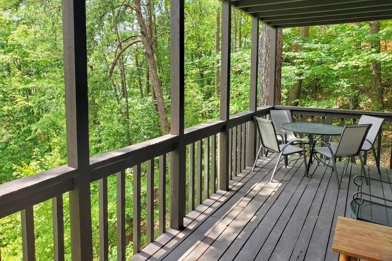 Hillbilly Hilton chalet - image 27