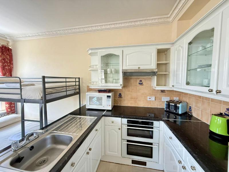 Belgravia Holiday Apartments - image 3