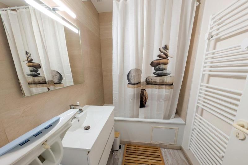Centrally located apartment 50m from the beach - image 7