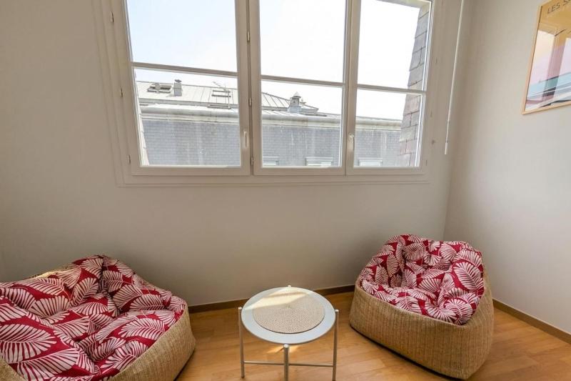 Centrally located apartment 50m from the beach - image 16
