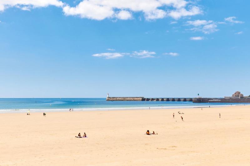 Centrally located apartment 50m from the beach - image 12