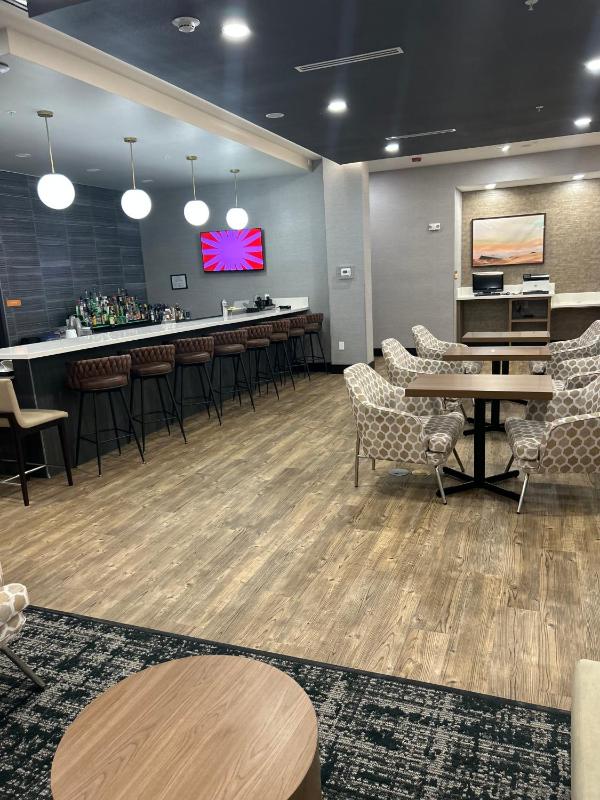 La Quinta Inn & Suites by Wyndham Phoenix West Glendale - image 34