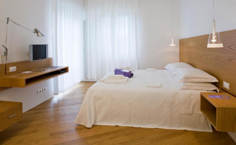 Deluxe Double or Twin Room image 3