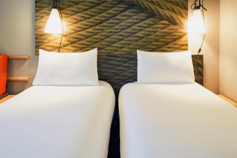 Standard Twin Room image 2