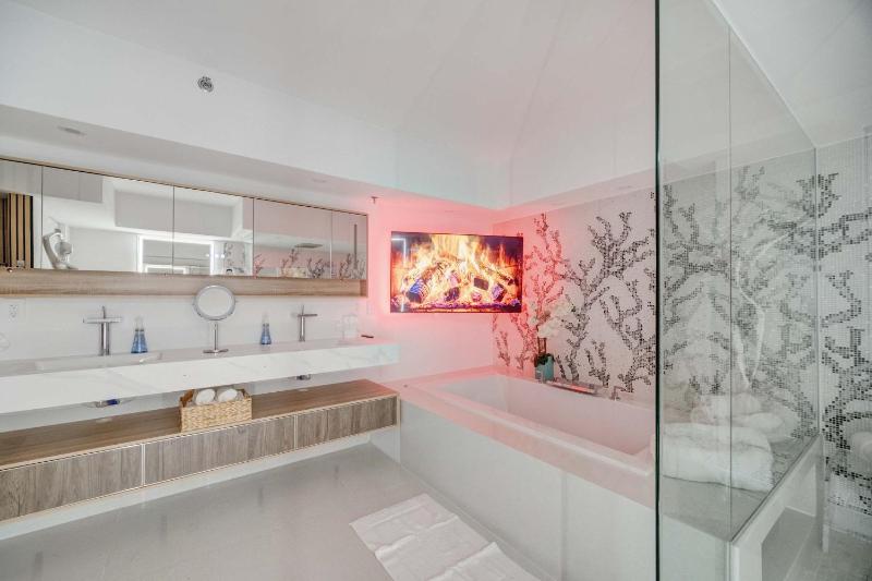 Luxe Oceanfront Penthouse on Ocean Drive So Beach - image 31